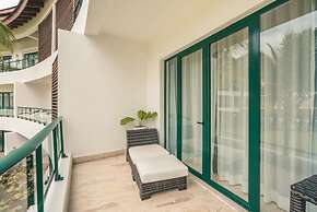 2br Apt 5 Guests Balcony With Pool View