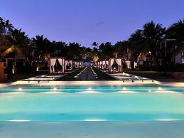 2br Apt 5 Guests Balcony With Pool View