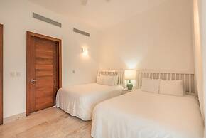 2br Apt 5 Guests Balcony With Pool View