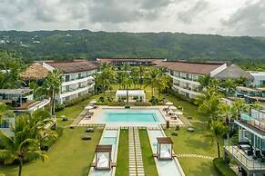 2br Apt 5 Guests Balcony With Pool View
