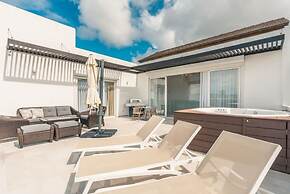 3br-penthouse w Jacuzzi Incl at Lake View