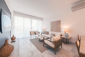 3br-penthouse w Jacuzzi Incl at Lake View
