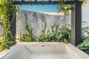 Incredible 3br Bungallow With Patio and Pool