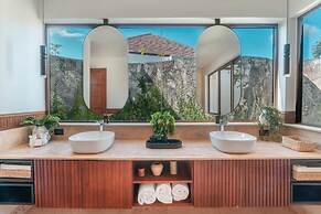 Incredible 3br Bungallow With Patio and Pool