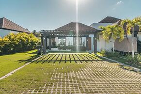 Incredible 3br Bungallow With Patio and Pool