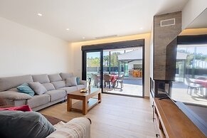 Palm Breeze Villa by Fidalsa