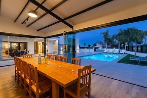 Palm Breeze Villa by Fidalsa