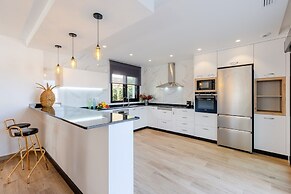 Palm Breeze Villa by Fidalsa