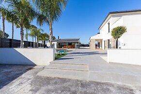 Palm Breeze Villa by Fidalsa