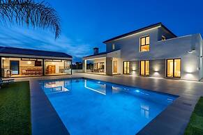 Palm Breeze Villa by Fidalsa