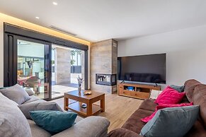 Palm Breeze Villa by Fidalsa