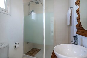 Seawaves 1- BR Apt. by Meneou Beach
