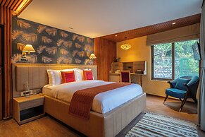 ELIVAAS Blushing Pines Stunning 3 BHK