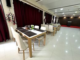 Beach Side Hotels Big boss