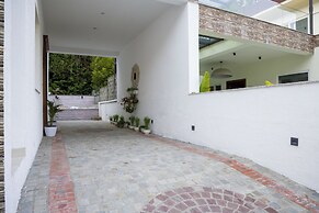 ELIVAAS Serenita Abode Tranquil Escape