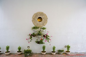 ELIVAAS Serenita Abode Tranquil Escape