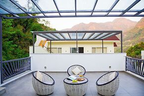 ELIVAAS Serenita Abode Tranquil Escape