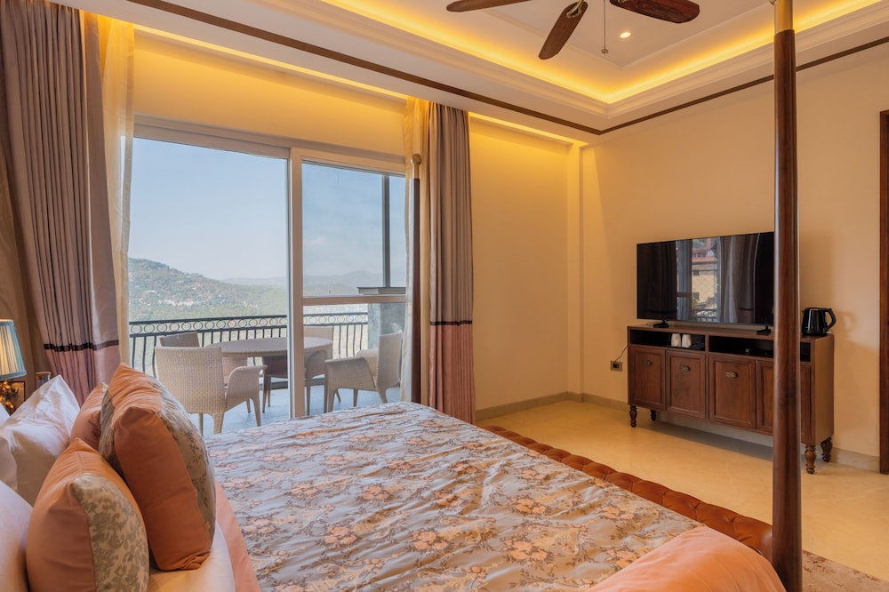 ELIVAAS privé The Royce Orchid 4BHK