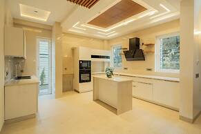 ELIVAAS privé The Royce Orchid 4BHK