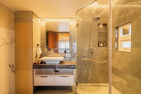 ELIVAAS privé The Royce Orchid 4BHK