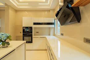 ELIVAAS privé The Royce Orchid 4BHK