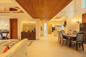 ELIVAAS privé The Royce Orchid 4BHK
