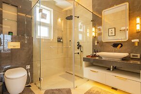 ELIVAAS privé The Royce Orchid 4BHK