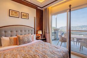ELIVAAS privé The Royce Orchid 4BHK