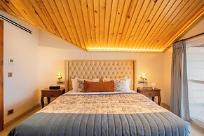 ELIVAAS privé The Royce Orchid 4BHK