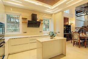 ELIVAAS privé The Royce Orchid 4BHK