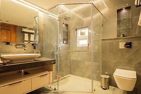 ELIVAAS privé The Royce Orchid 4BHK
