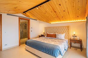 ELIVAAS privé The Royce Orchid 4BHK