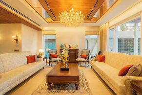 ELIVAAS privé The Royce Orchid 4BHK