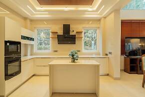ELIVAAS privé The Royce Orchid 4BHK