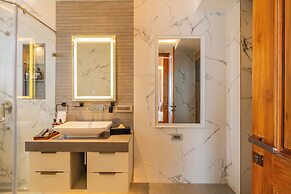 ELIVAAS privé The Royce Orchid 4BHK