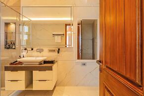 ELIVAAS privé The Royce Orchid 4BHK