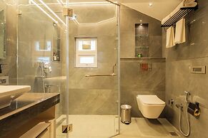 ELIVAAS privé The Royce Orchid 4BHK