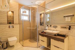 ELIVAAS privé The Royce Orchid 4BHK