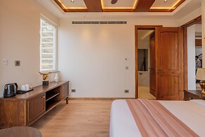 ELIVAAS privé The Royce Orchid 4BHK