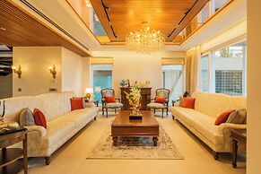ELIVAAS privé The Royce Orchid 4BHK