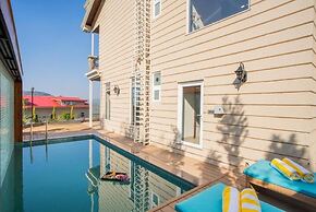 ELIVAAS privé The Royce Orchid 4BHK
