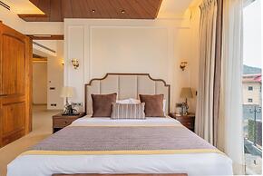 ELIVAAS privé The Royce Orchid 4BHK