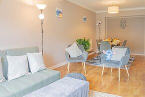 Spacious 4-bed House Guildford Free Parking