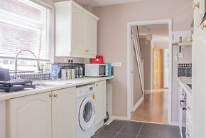 Spacious 4-bed House Guildford Free Parking