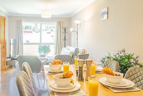Spacious 4-bed House Guildford Free Parking