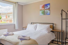 Spacious 4-bed House Guildford Free Parking