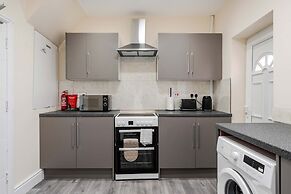 3-bed Manchester Home With Free Parking Sleeps 5