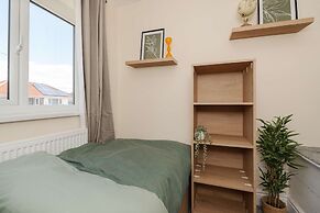 3-bed Manchester Home With Free Parking Sleeps 5
