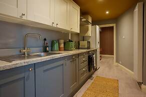 Central Harrogate 2 Bed Apartment With Patio
