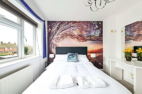 Windsor 5-bed House - Stroll to Castle - Sleeps 13
